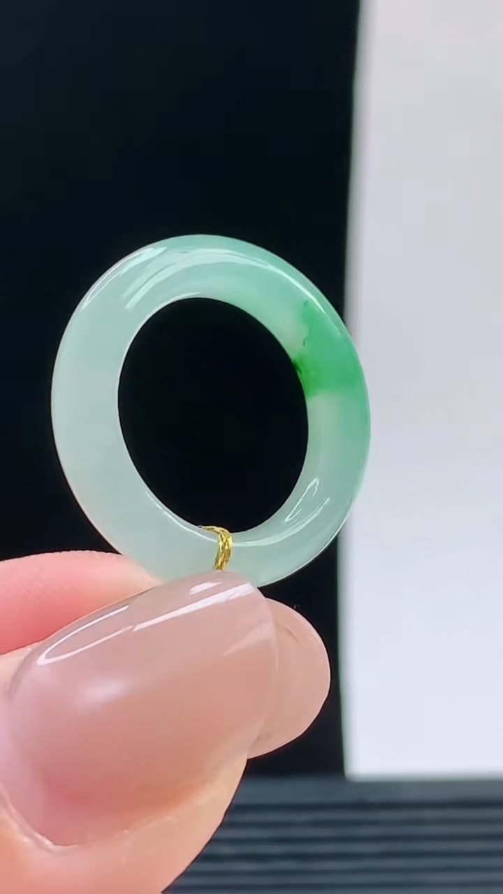 天然A货翡翠玉指环戒指，尺寸16-4.6-3.7重量:2.81g 09252026年9月26日
工厂直销收藏佳品,种好水足，色泽均匀，有种有色，上手高大气！