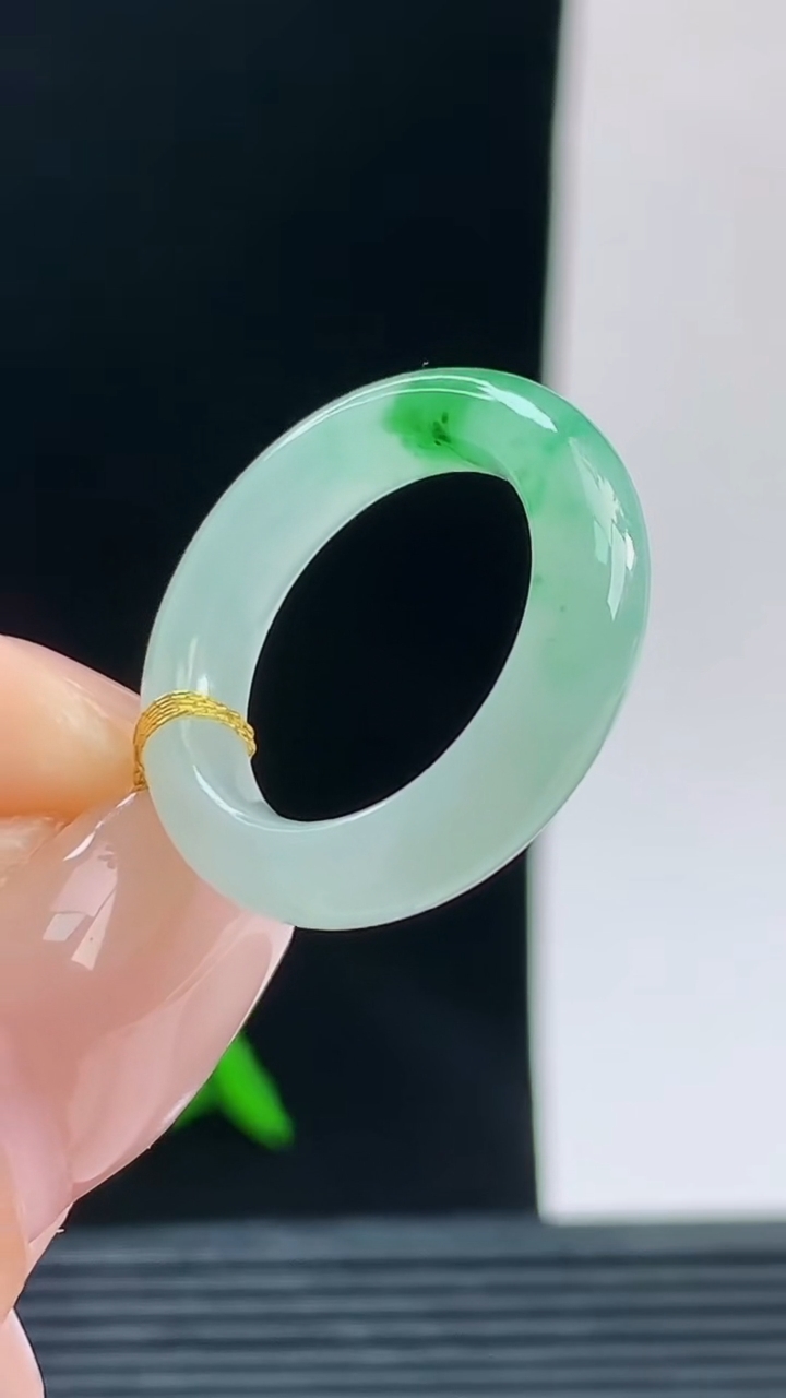 天然A货翡翠玉指环戒指，尺寸16-4.6-3.7重量:2.81g 09252026年9月26日
工厂直销收藏佳品,种好水足，色泽均匀，有种有色，上手高大气！