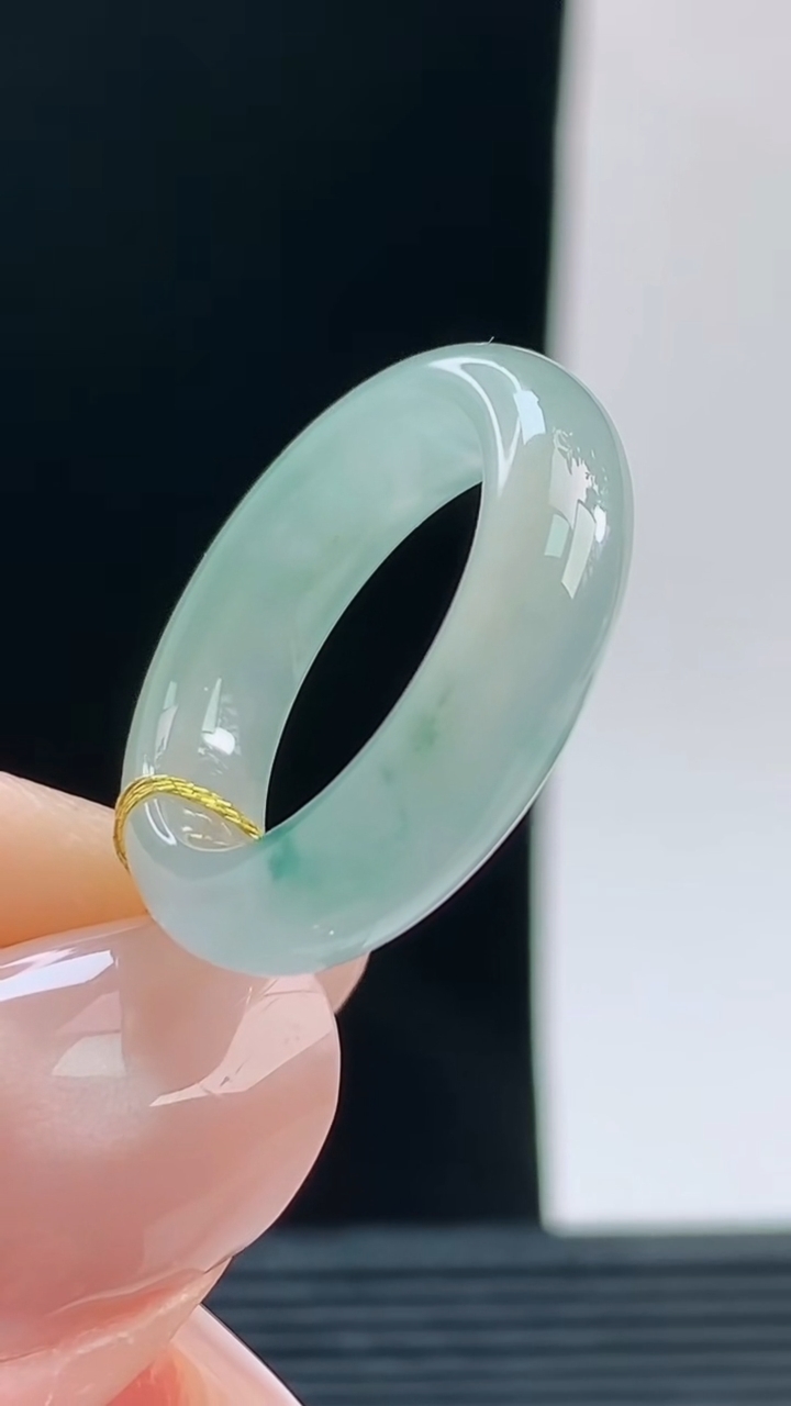 天然A货翡翠飘花玉指环戒指，尺寸17.4-5.6-3.7重量:3.69g 09252026年9月26日
工厂直销收藏佳品,种好水足，色泽均匀，有种有色，上手高大气！