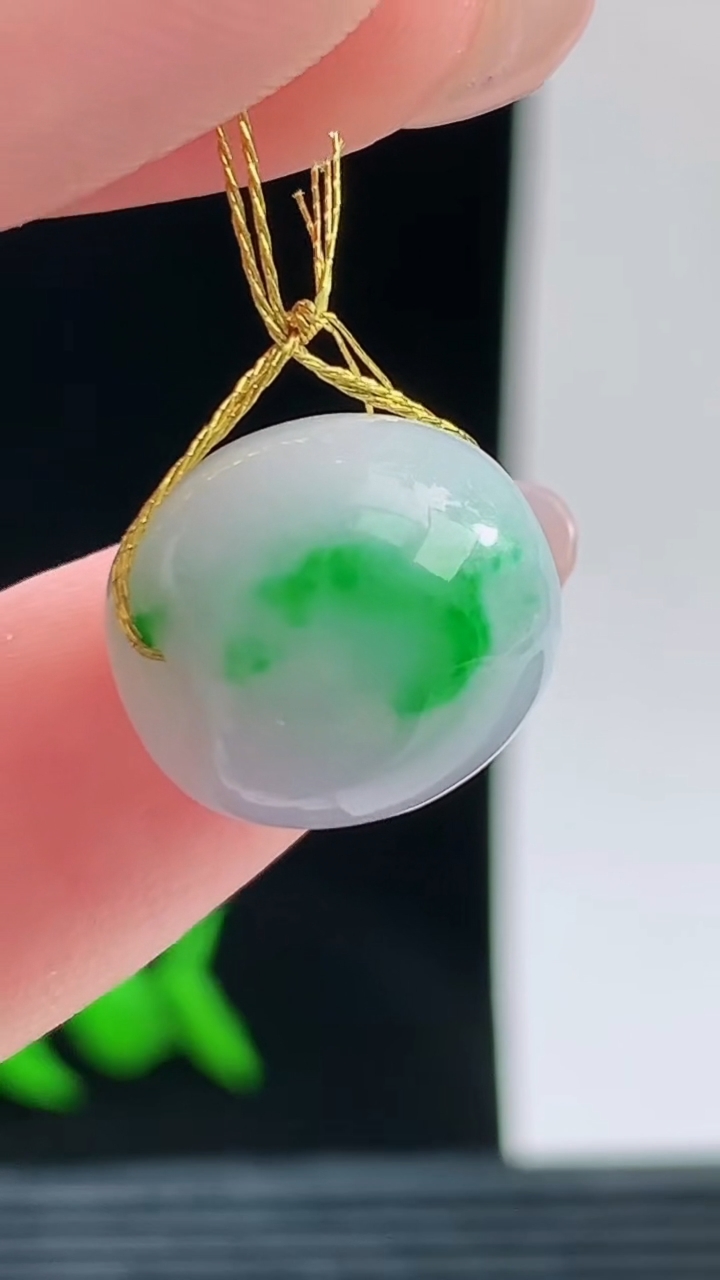 天然A货翡翠路路通吊坠，尺寸13.3-13.3重量:4.42g 0925
9月26日