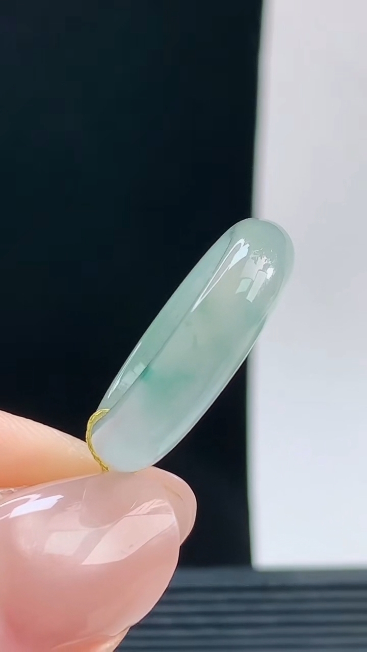 天然A货翡翠飘花玉指环戒指，尺寸17.4-5.6-3.7重量:3.69g 09252026年9月26日
工厂直销收藏佳品,种好水足，色泽均匀，有种有色，上手高大气！