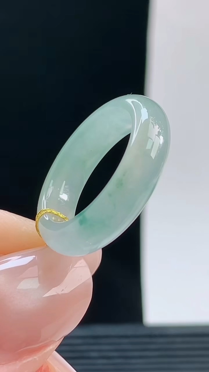 天然A货翡翠飘花玉指环戒指，尺寸17.4-5.6-3.7重量:3.69g 09252026年9月26日
工厂直销收藏佳品,种好水足，色泽均匀，有种有色，上手高大气！