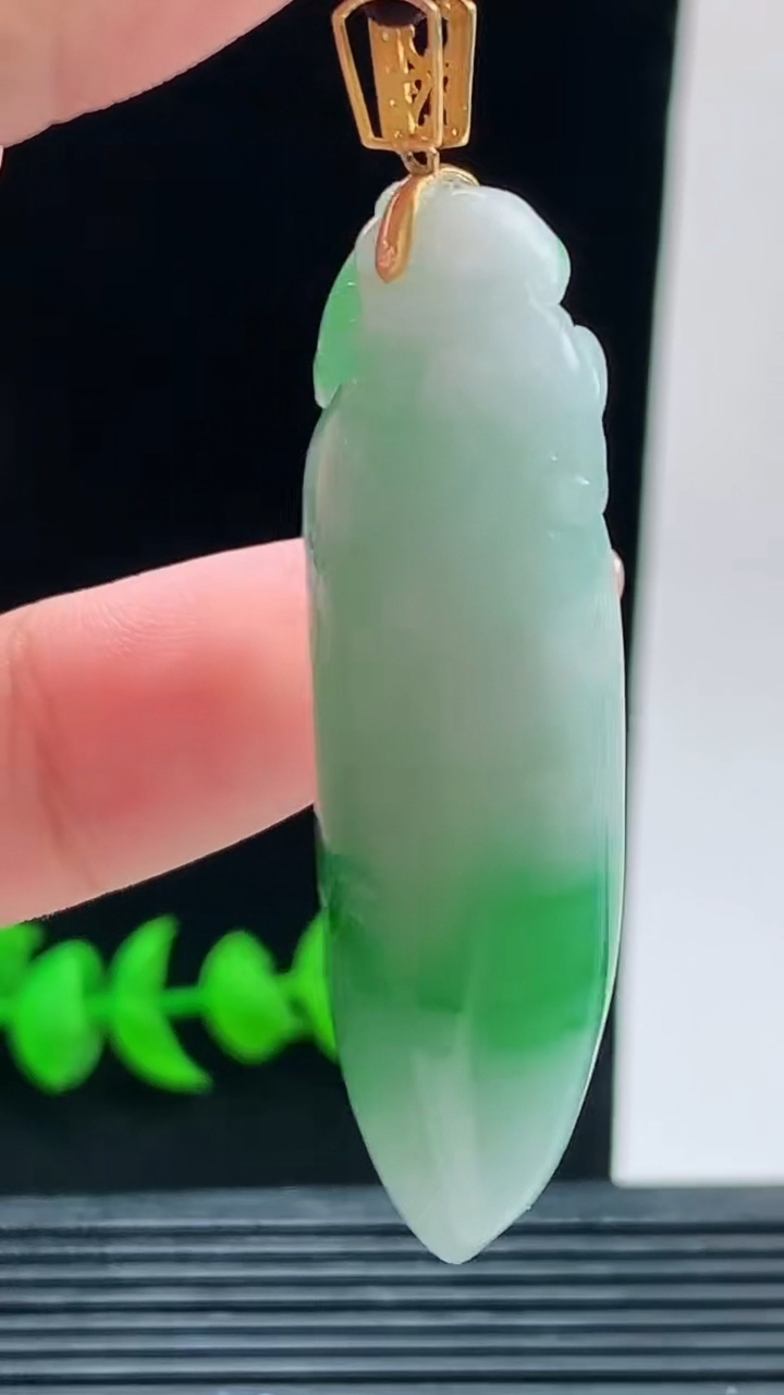 天然A货翡翠18K金飘花福瓜吊坠，尺寸49.3-20-10.6重量:17.98g 0925
9月26日