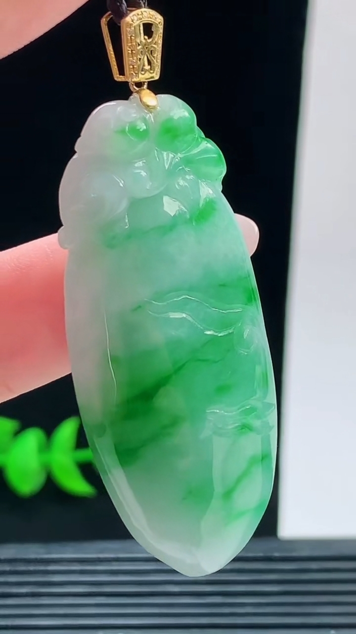 天然A货翡翠18K金飘花福瓜吊坠，尺寸49.3-20-10.6重量:17.98g 0925
9月26日