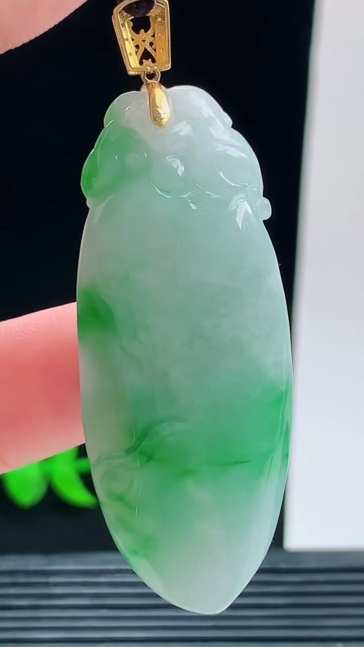 天然A货翡翠18K金飘花福瓜吊坠，尺寸49.3-20-10.6重量:17.98g 0925
9月26日