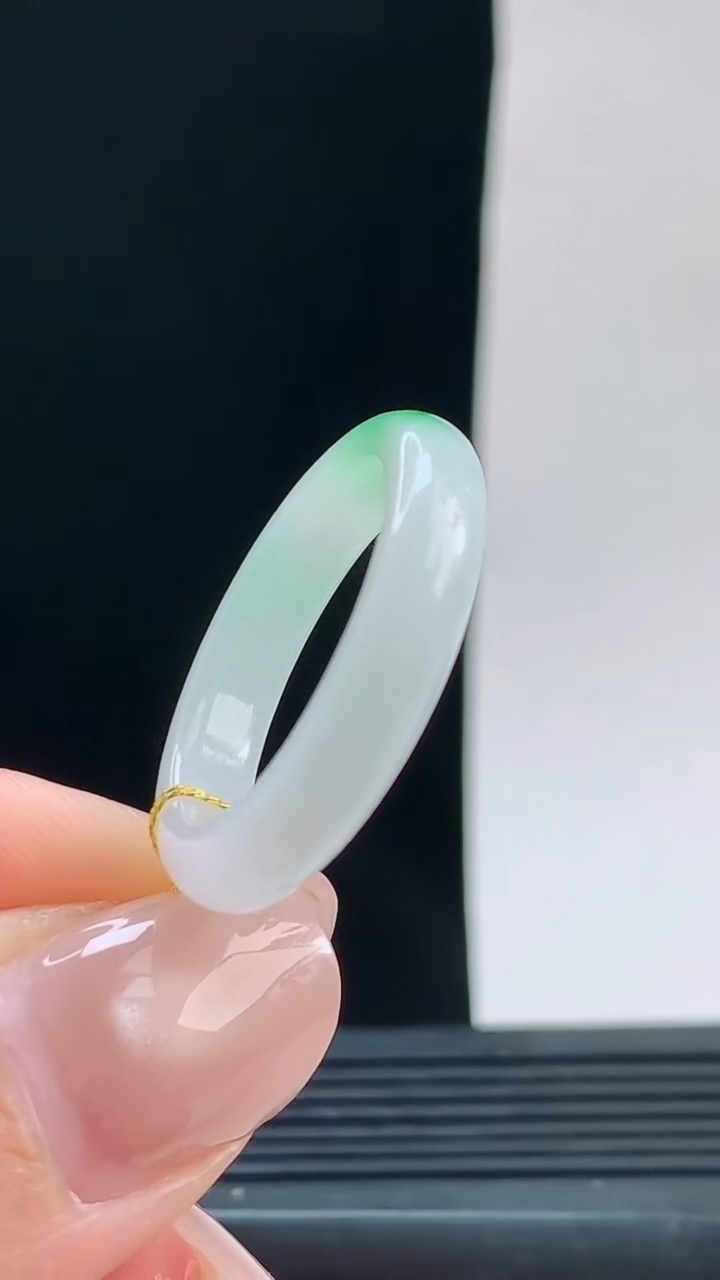 天然A货翡翠玉指环戒指，尺寸20.9-5.2-4.1重量:4.28g 09252026年9月26日
工厂直销收藏佳品,种好水足，色泽均匀，有种有色，上手高大气！