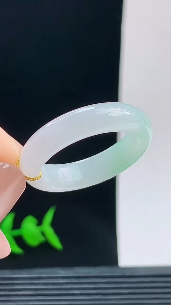 天然A货翡翠玉指环戒指，尺寸20.7-5.8-3.7重量:4.37g 09252026年9月26日
工厂直销收藏佳品,种好水足，色泽均匀，有种有色，上手高大气！