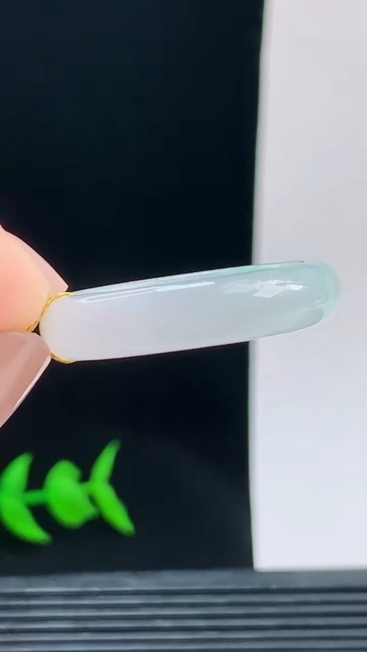 天然A货翡翠玉指环戒指，尺寸20.7-5.8-3.7重量:4.37g 09252026年9月26日
工厂直销收藏佳品,种好水足，色泽均匀，有种有色，上手高大气！