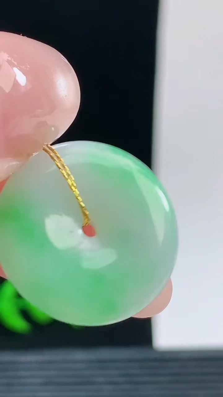 天然A货翡翠平安扣吊坠，尺寸21.2-4.4重量:4.27g 0925
9月26日