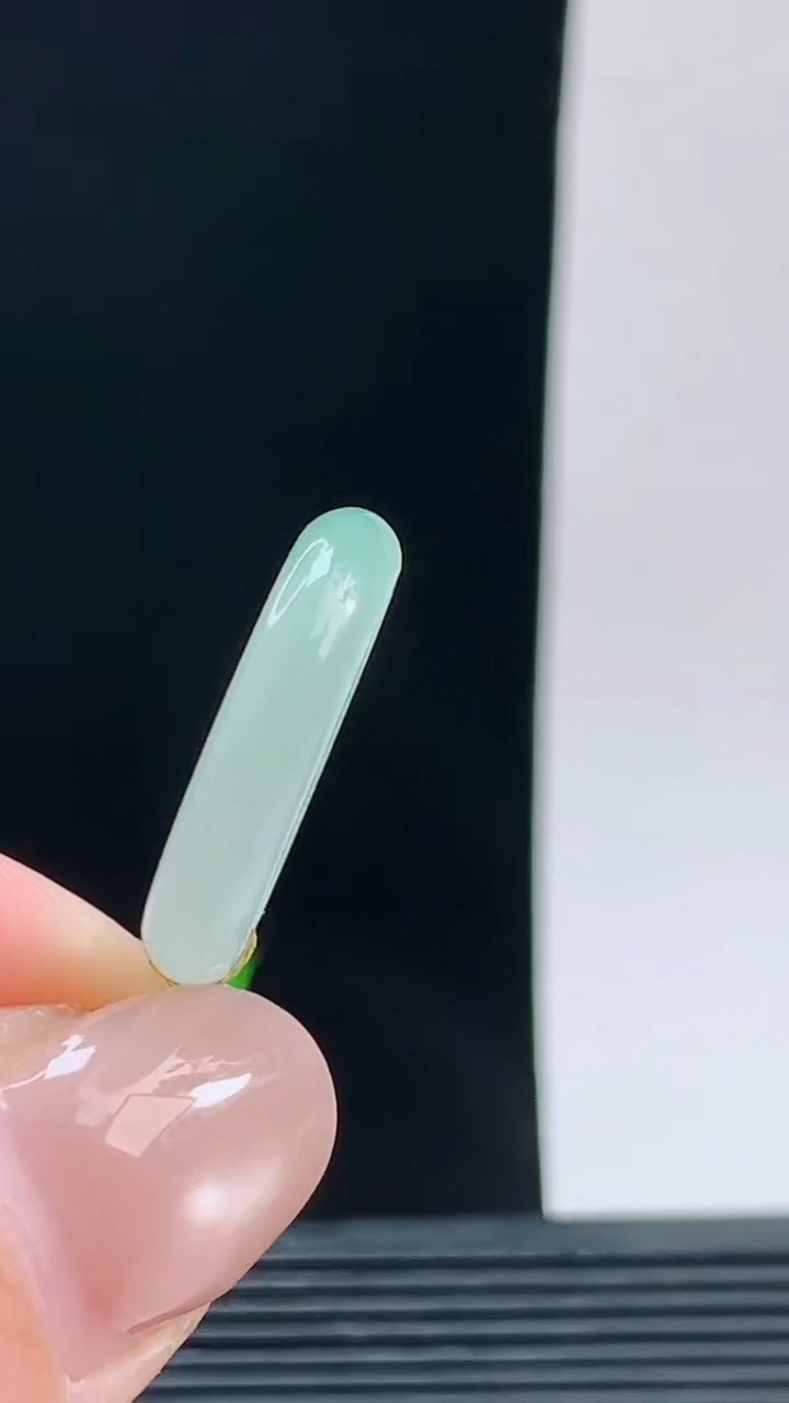 天然A货翡翠玉指环戒指，尺寸16-4.6-3.7重量:2.81g 09252026年9月26日
工厂直销收藏佳品,种好水足，色泽均匀，有种有色，上手高大气！
