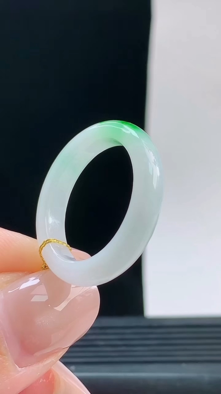 天然A货翡翠玉指环戒指，尺寸20.9-5.2-4.1重量:4.28g 09252026年9月26日
工厂直销收藏佳品,种好水足，色泽均匀，有种有色，上手高大气！
