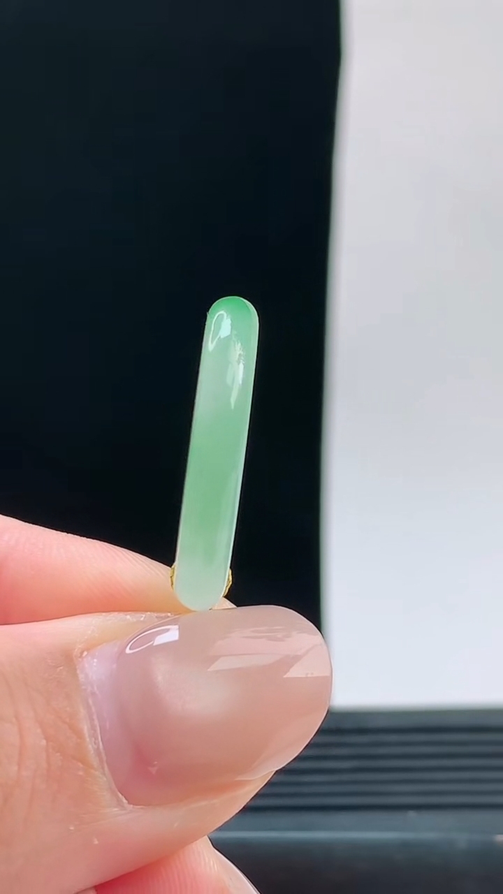 天然A货翡翠玉指环戒指，尺寸18.3-4.2重量:2.61g 09252026年9月26日
工厂直销收藏佳品,种好水足，色泽均匀，有种有色，上手高大气！
