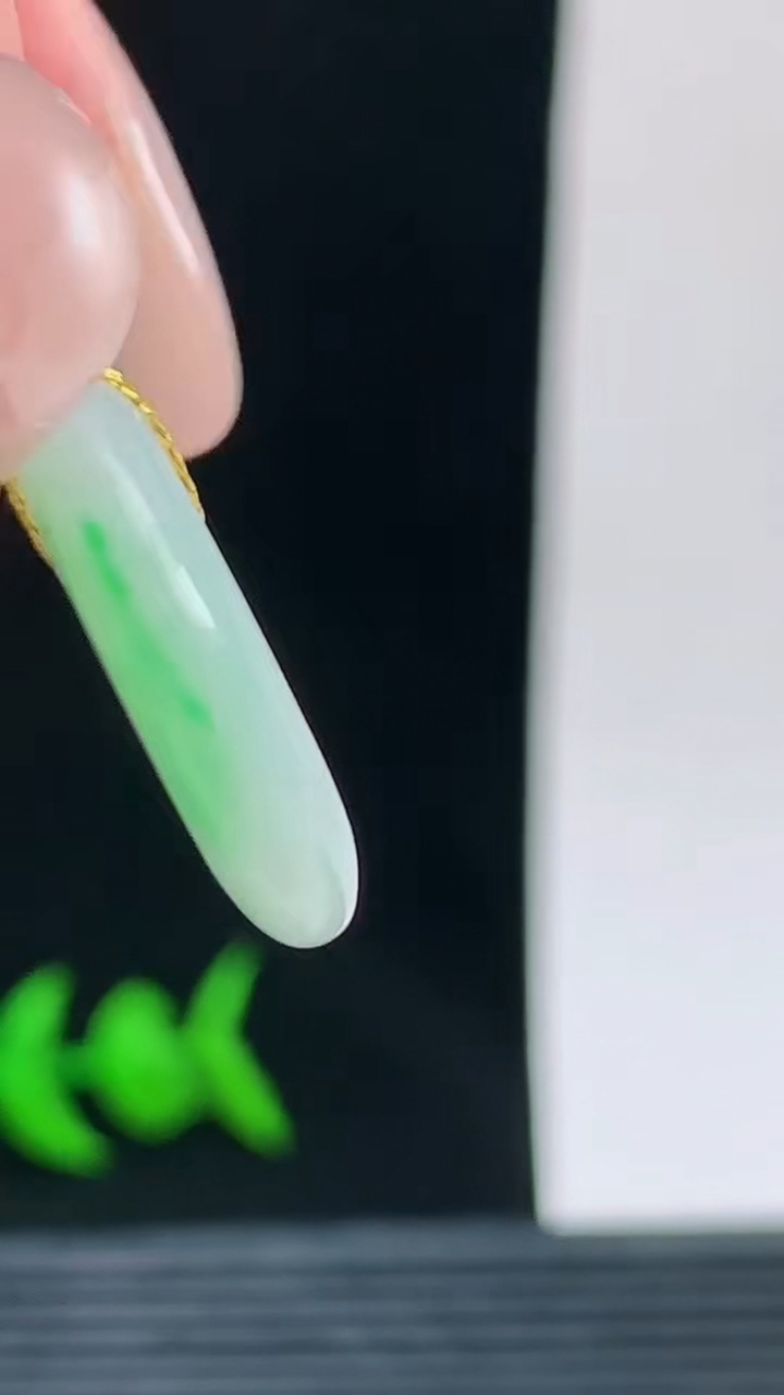 天然A货翡翠平安扣吊坠，尺寸21.2-4.4重量:4.27g 0925
9月26日