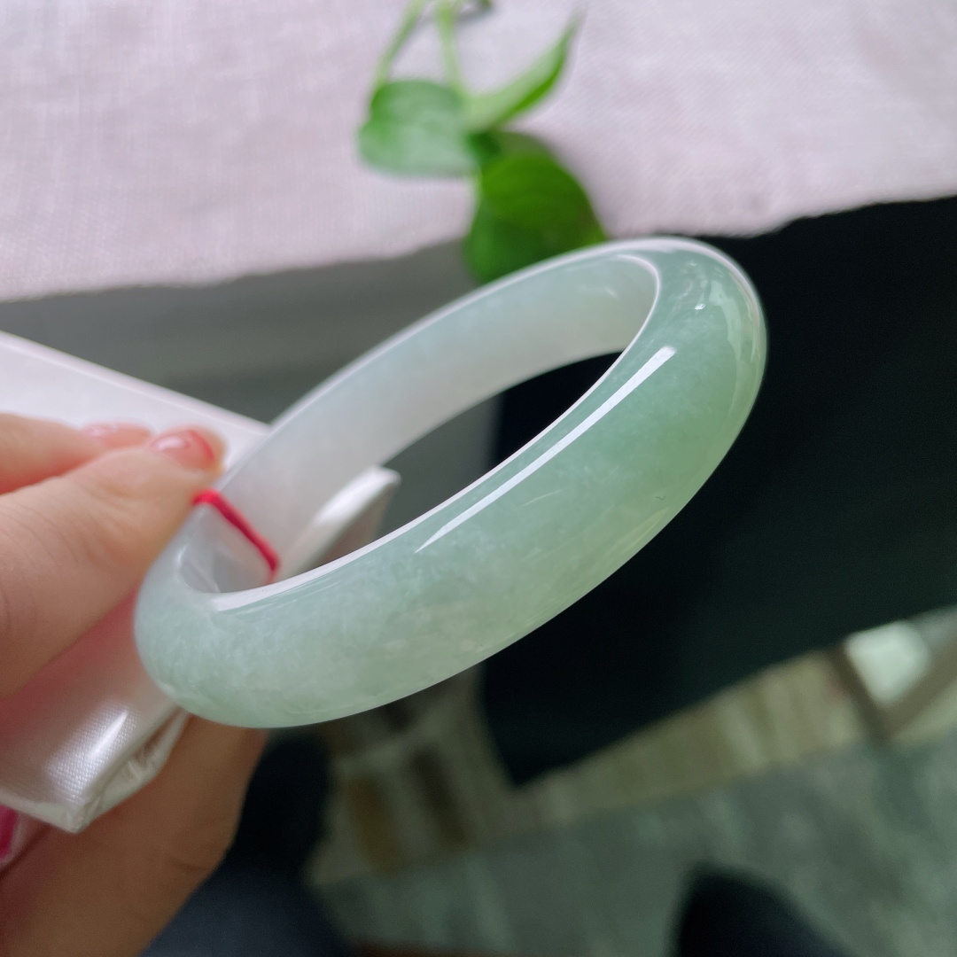 57/12.5/8.4，淡绿底正圈，无裂，清浅嫩色元气灵动，是适配少女的青春款玉镯。ss55265a。