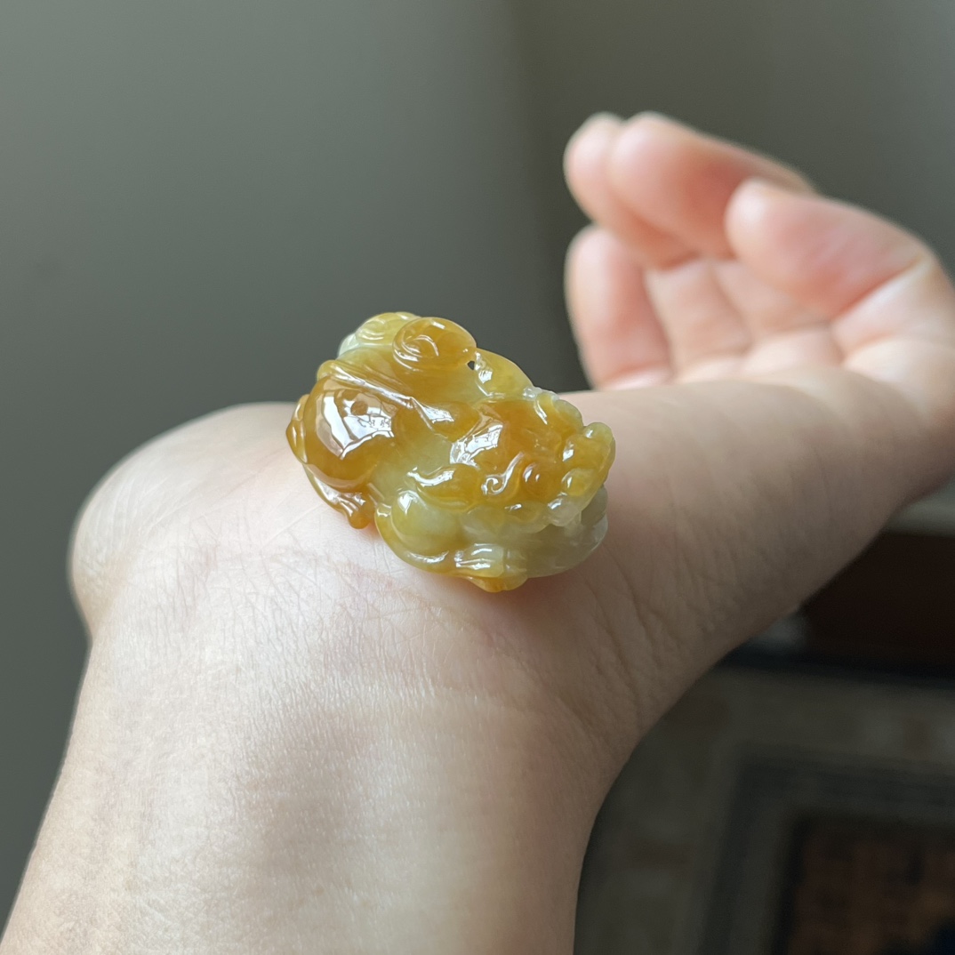 冰黄翡俏色貔貅吊坠，鸡油黄，种水好，色阳，无裂，尺寸33×18.1×12，免费编绳