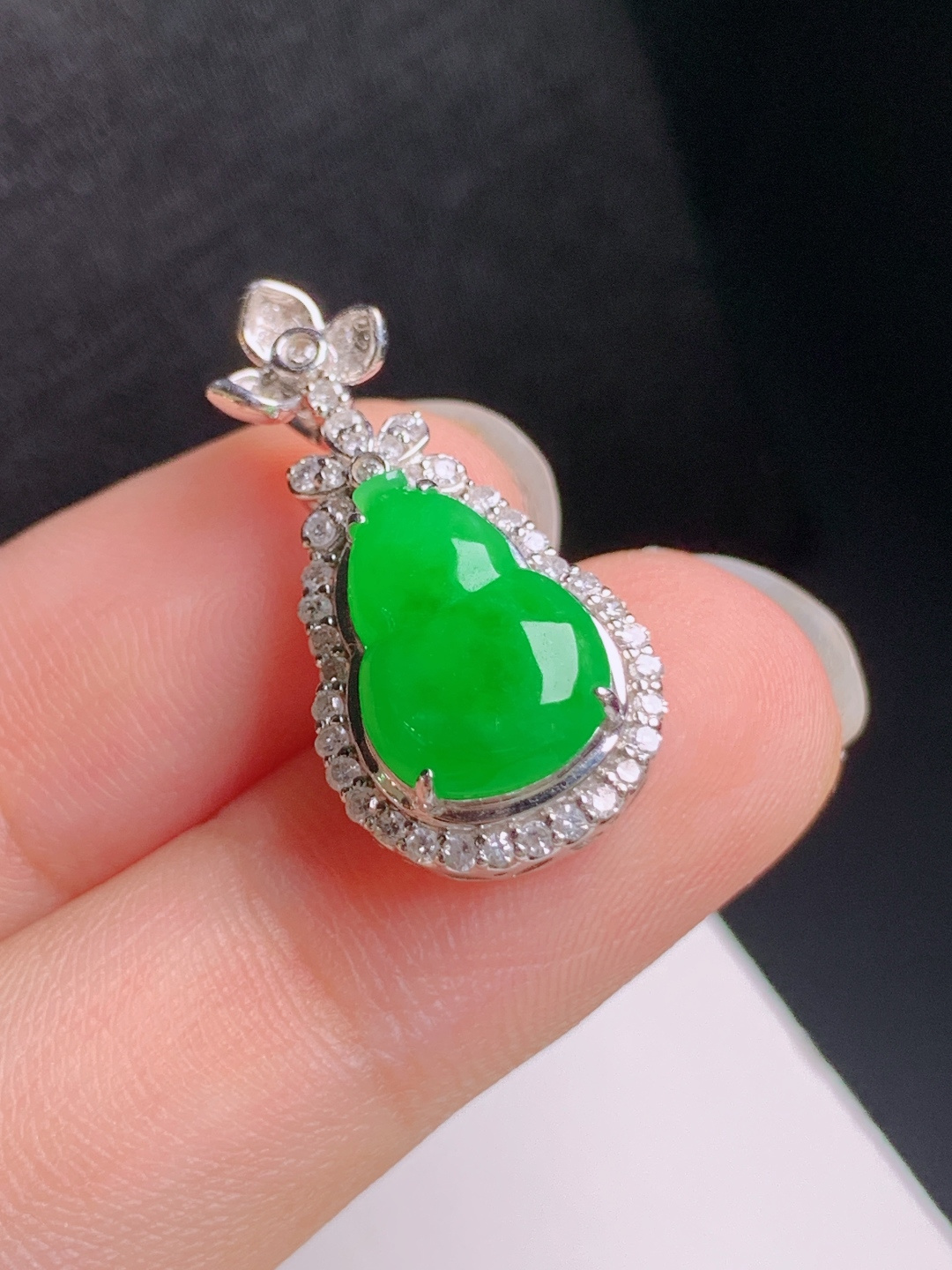 冰阳绿葫芦吊坠，围钻精致，玉质油润，福禄纳祥