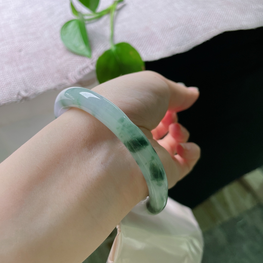 54.8/8.2，飘花圆条，有裂，水墨意境飘花，花色分布雅致，清冷温柔，56418a