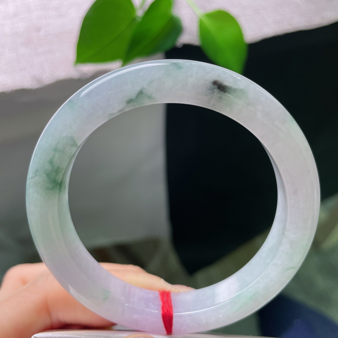 飘花正圈，无裂，通透玉底糅合朦胧淡紫底色，几处墨色飘花随性散落，三色相融，层次丰富，如同烟雨朦胧的山野，氛围感清冷独特。ss56738a