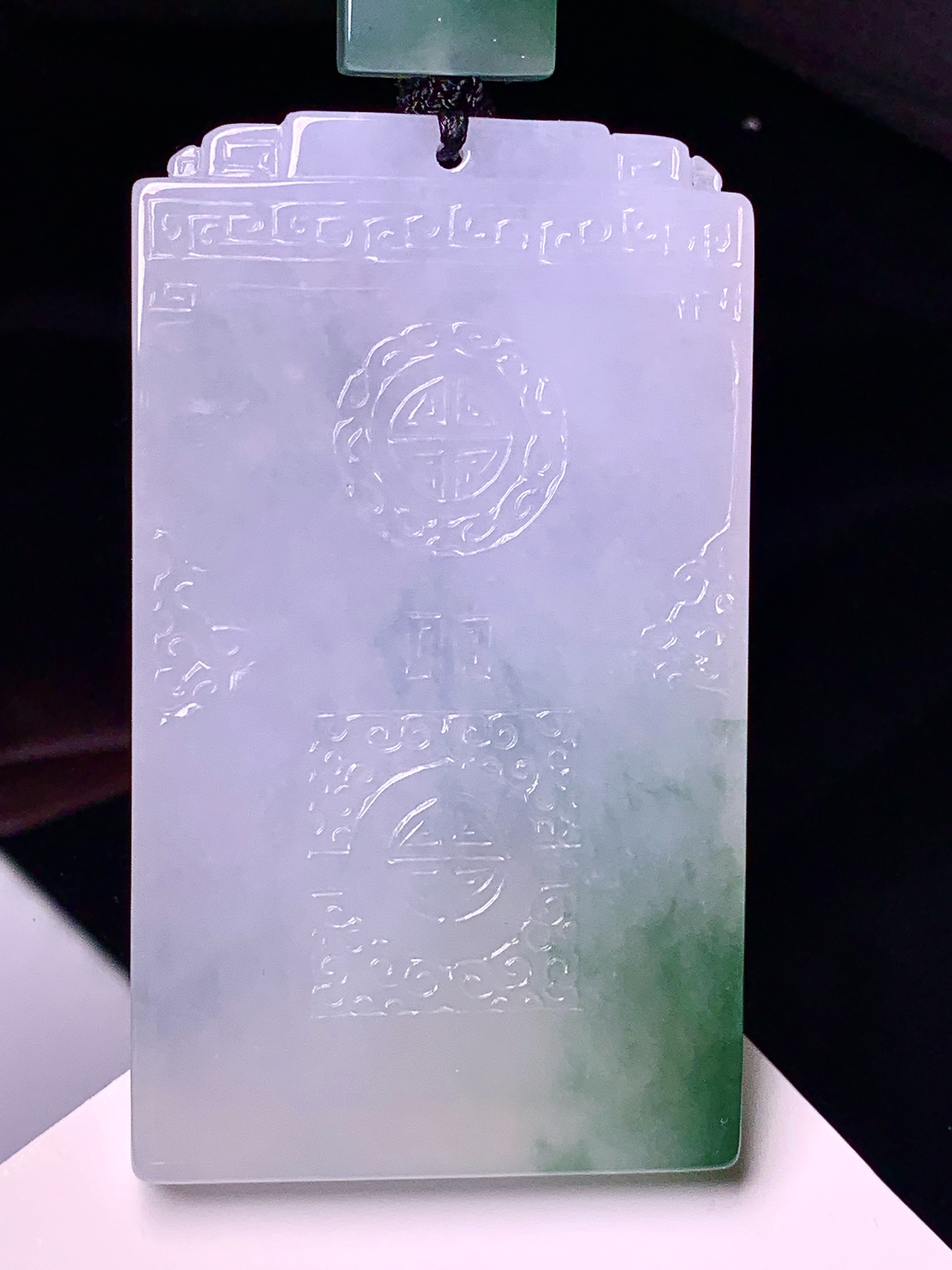 飘绿无事牌吊坠 玉质细腻 色泽艳丽清新 水润亮眼 整体尺寸62*35.5*5.8 L1