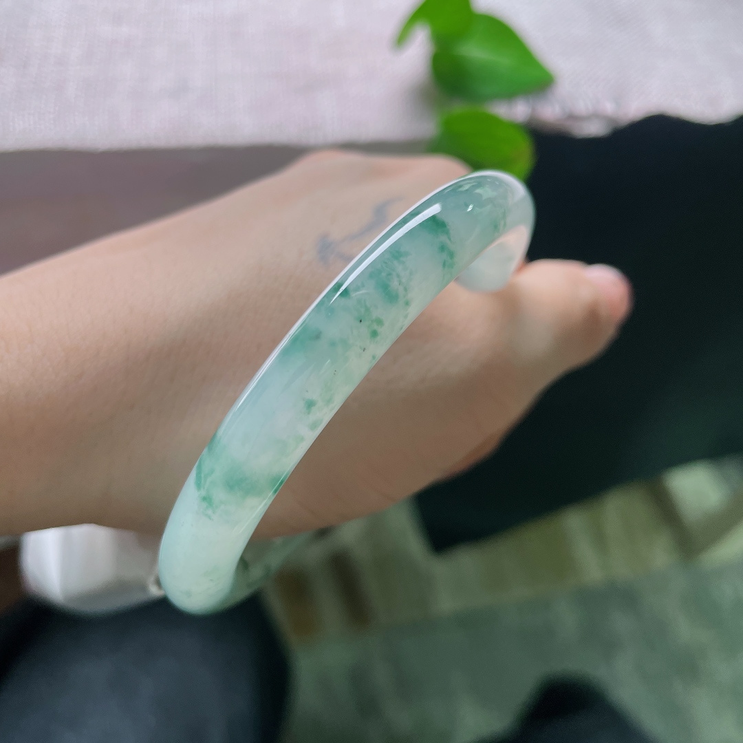 冰飘花圆条，无裂，清透玉底散落灵动翠丝，温婉雅致，佩戴尽显优雅从容气质。ss56192a