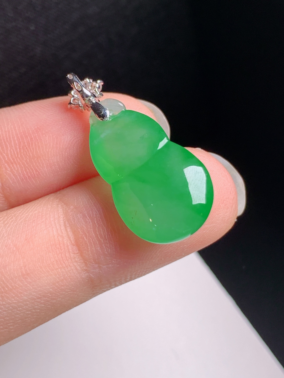 冰阳绿葫芦吊坠，色泽明艳，形体饱满，福禄吉祥