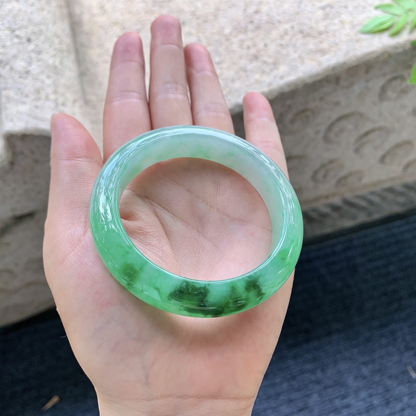 正圈52 53，圈口53/12.2/8.5，编码W6090130，描述冰糯飘辣绿，水润，种老，细腻，