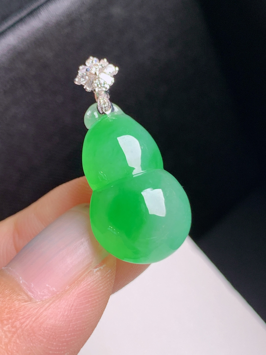 冰阳绿葫芦吊坠，色泽明艳，形体饱满，福禄吉祥