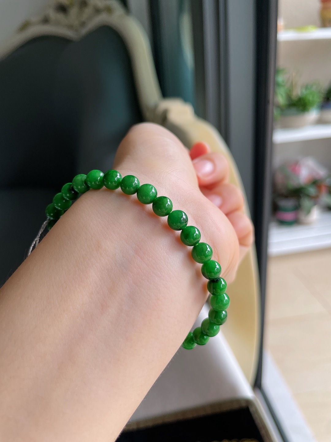 缅甸天然翡翠A货，冰满绿辣绿手串，尺寸：6.1mm。【编4572】