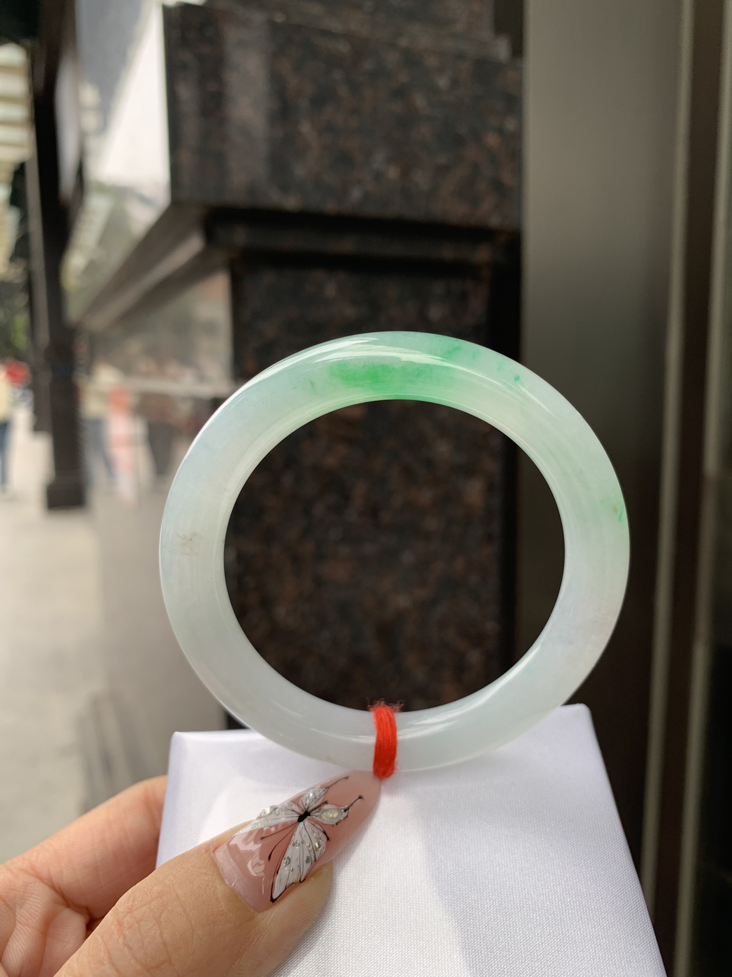 阳绿飘花圆条，打灯细纹，底妆冰润，几抹阳绿花色像春芽，从水润如晨露的底子蹦跳而出，将春日的灵动生机凝于手镯中，戴上她，清水芙蓉般的清新感自然晕染，每一次抬手，都似把盎然绿意融入生活。