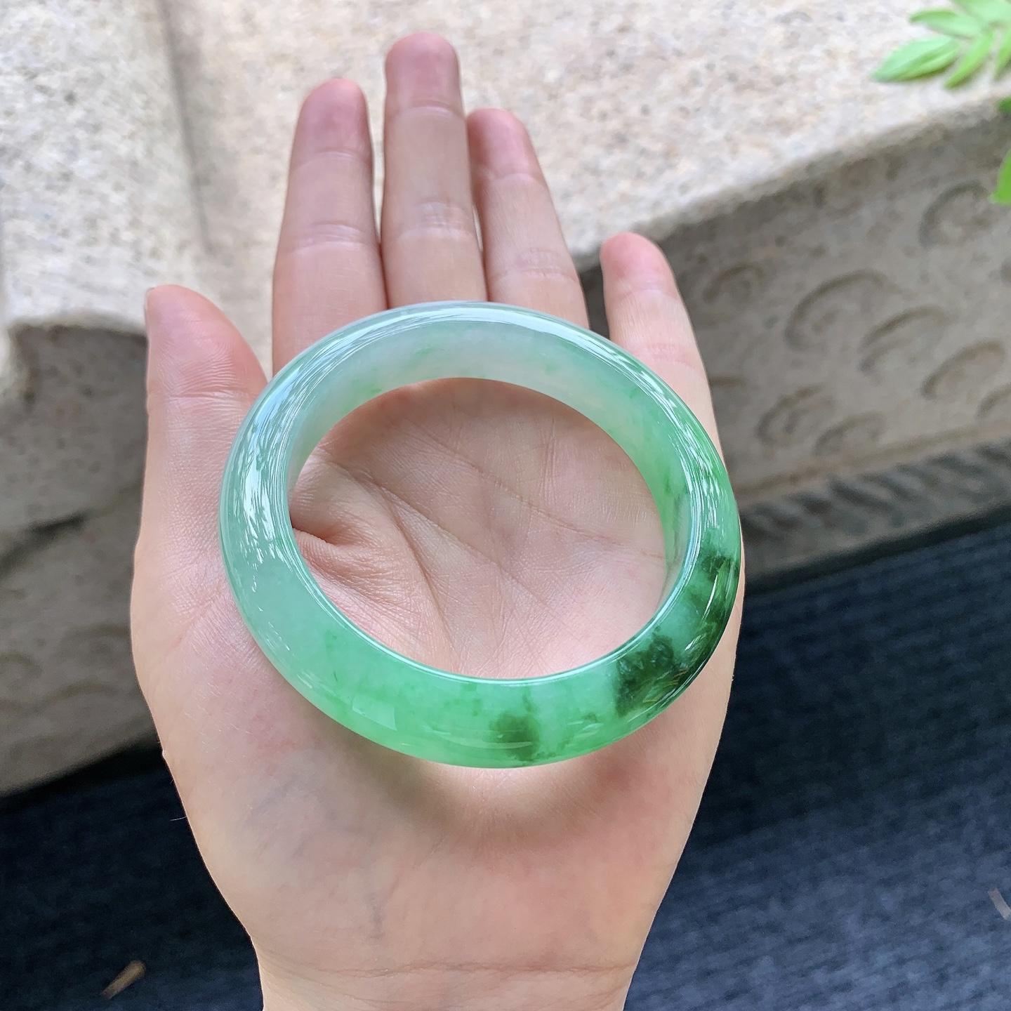 正圈52 53，圈口53/12.2/8.5，编码W6090130，描述冰糯飘辣绿，水润，种老，细腻，无裂。