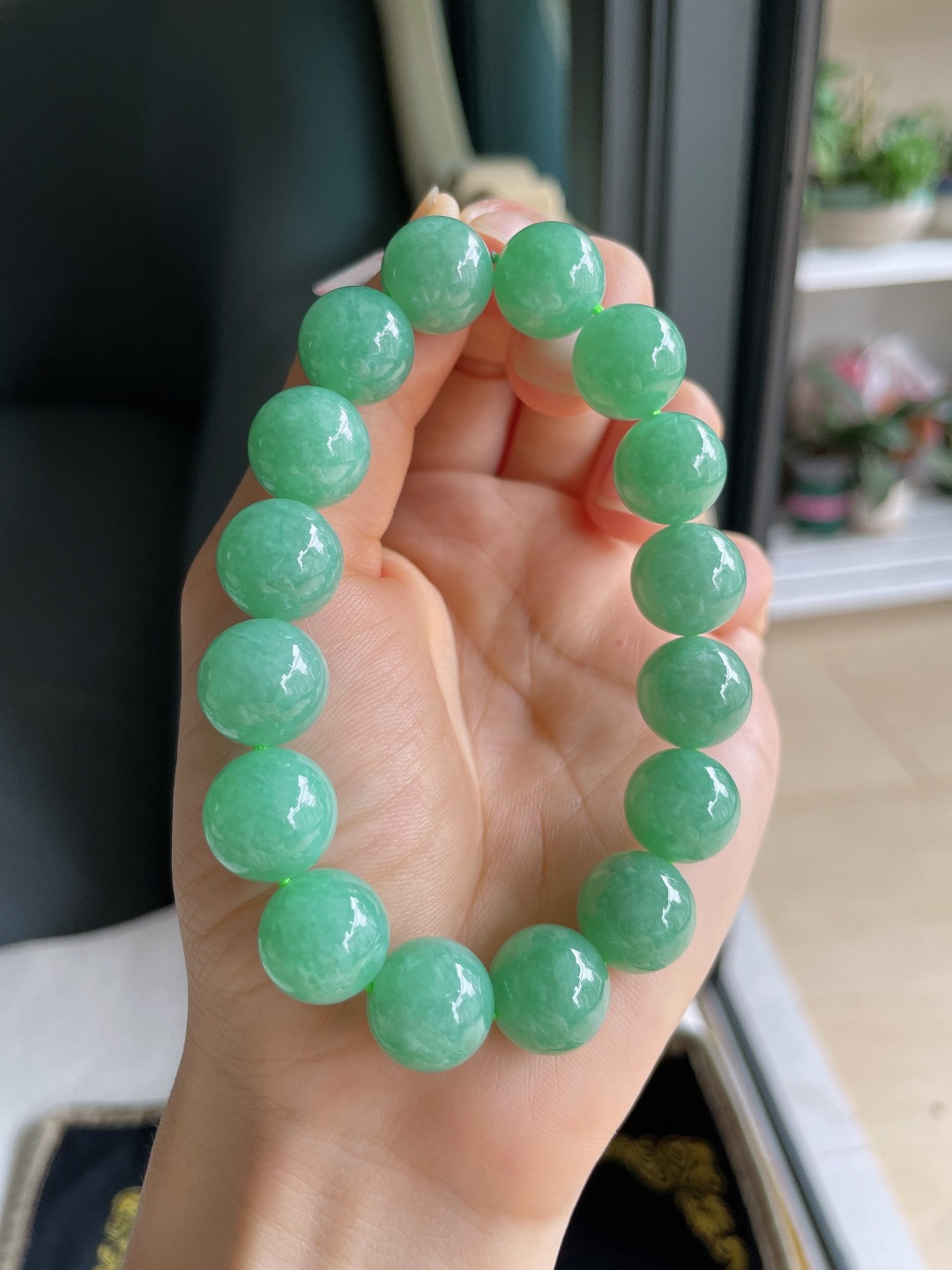 缅甸天然翡翠A货，冰满绿手串，尺寸：13mm。【编4585】