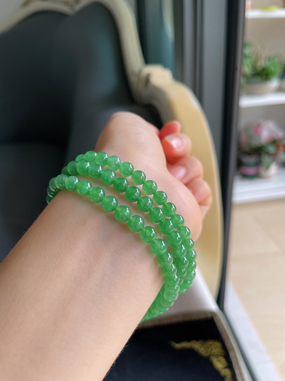 缅甸天然翡翠A货，冰满绿珠链，尺寸：5.5mm108颗。【编4369】