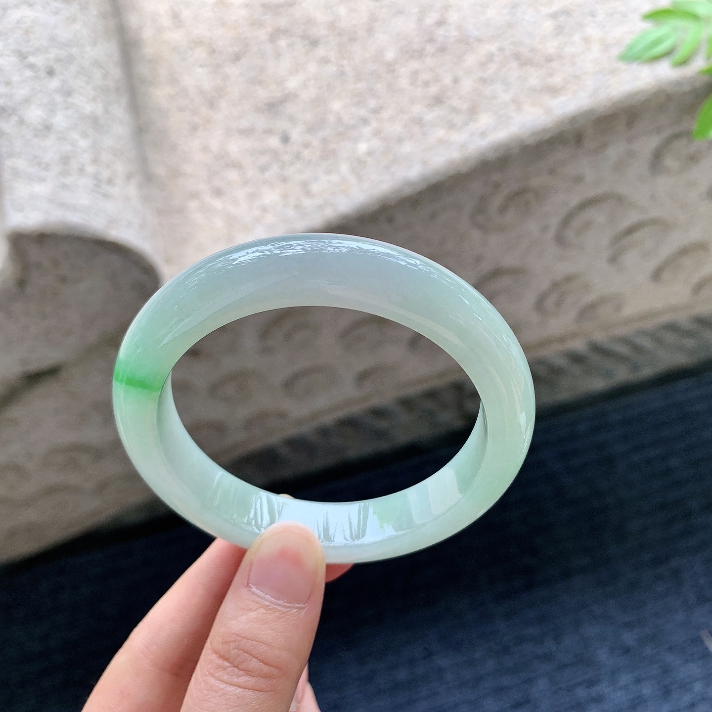 正圈，圈口57.2/12.2/8.8，编码DZ090111，细糯飘绿，水润，种老，细腻，打灯有棉线