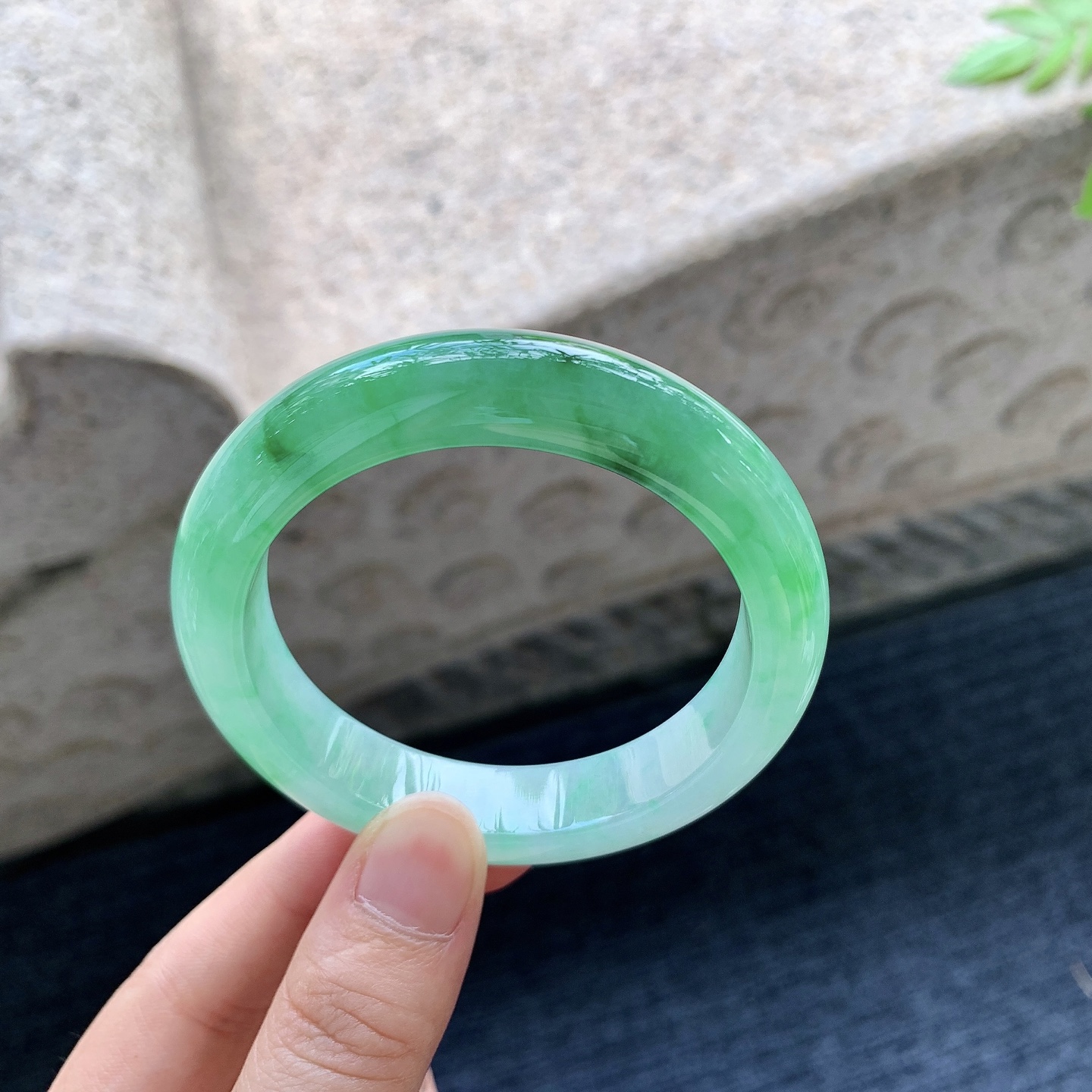 正圈52 53，圈口53/12.2/8.5，编码W6090130，描述冰糯飘辣绿，水润，种老，细腻，无裂。