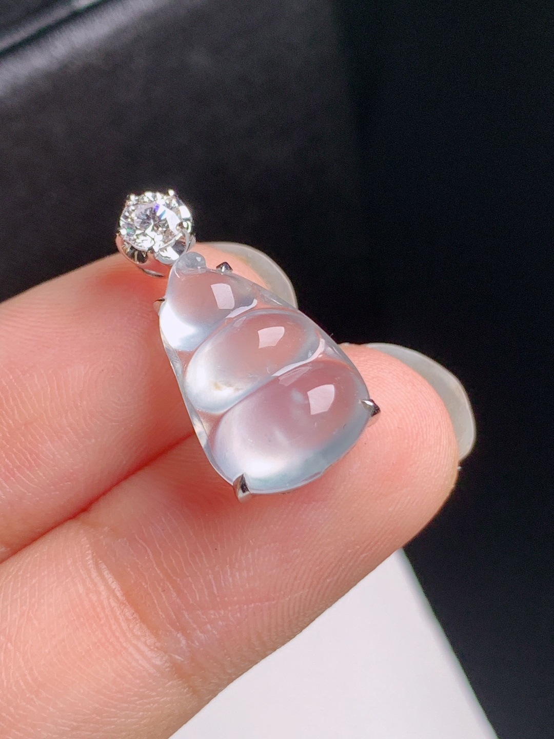 高冰福豆吊坠，莹润起胶，线条流畅，四季平安