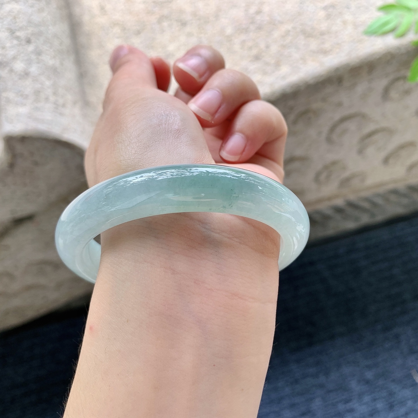 正圈59 60，圈口59.1/12.3/9，编码T090101，飘花，水润，种老，细腻，无裂。