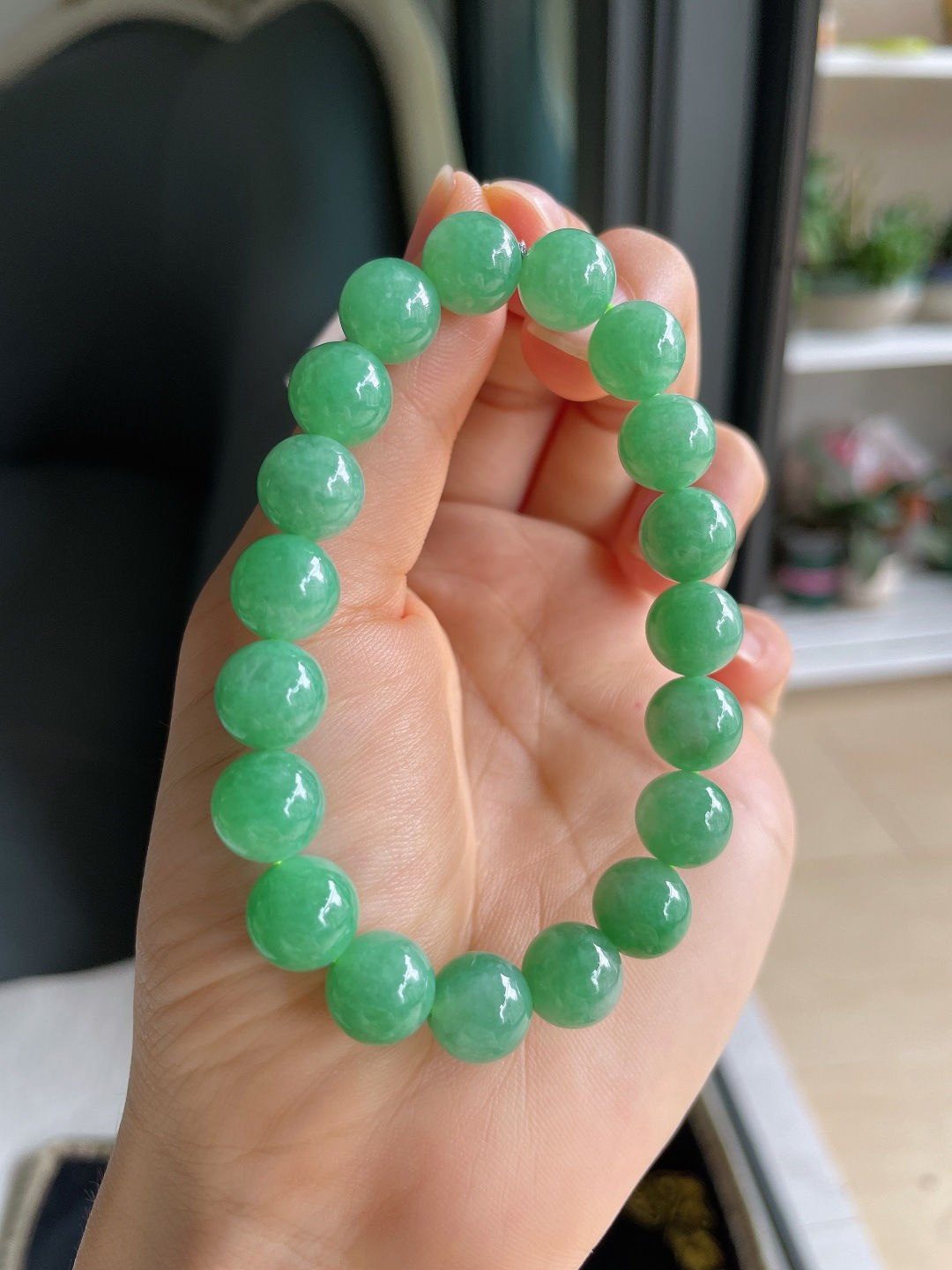 ️，缅甸天然翡翠A货，冰满绿手串，尺寸：9.8mm。【编4586】