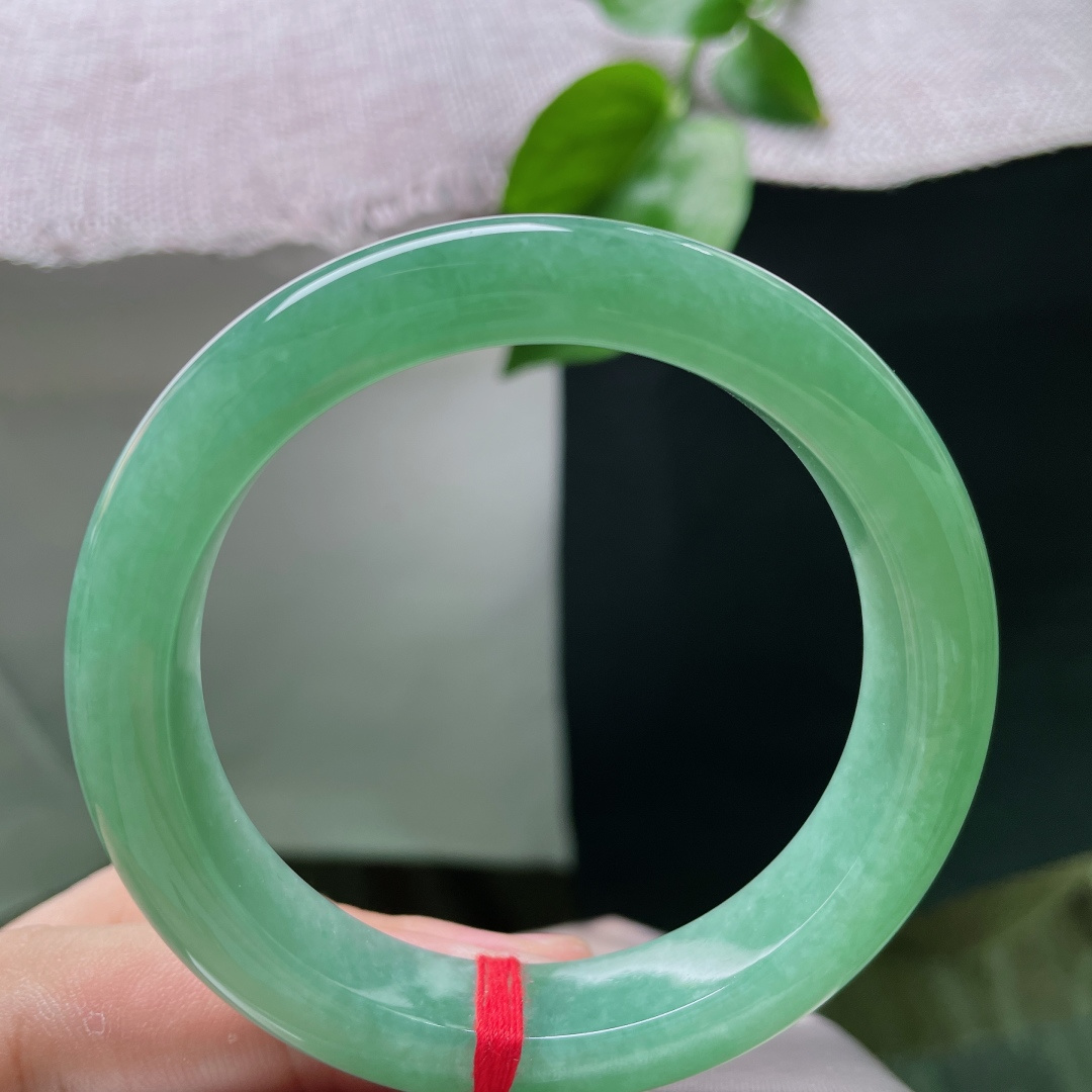 54.8/12/8.8，满色正圈，一丝纹不显，满圈湖水翠浓郁匀净，玉质冰润凝光，镯型端庄厚装，贵气浑