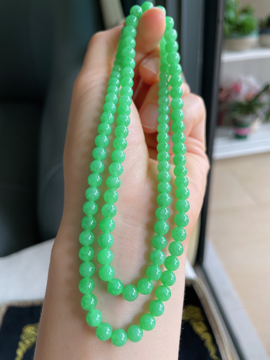 ️，缅甸天然翡翠A货，冰满绿阳绿珠链，尺寸：5-5.8mm106颗。【编3633】