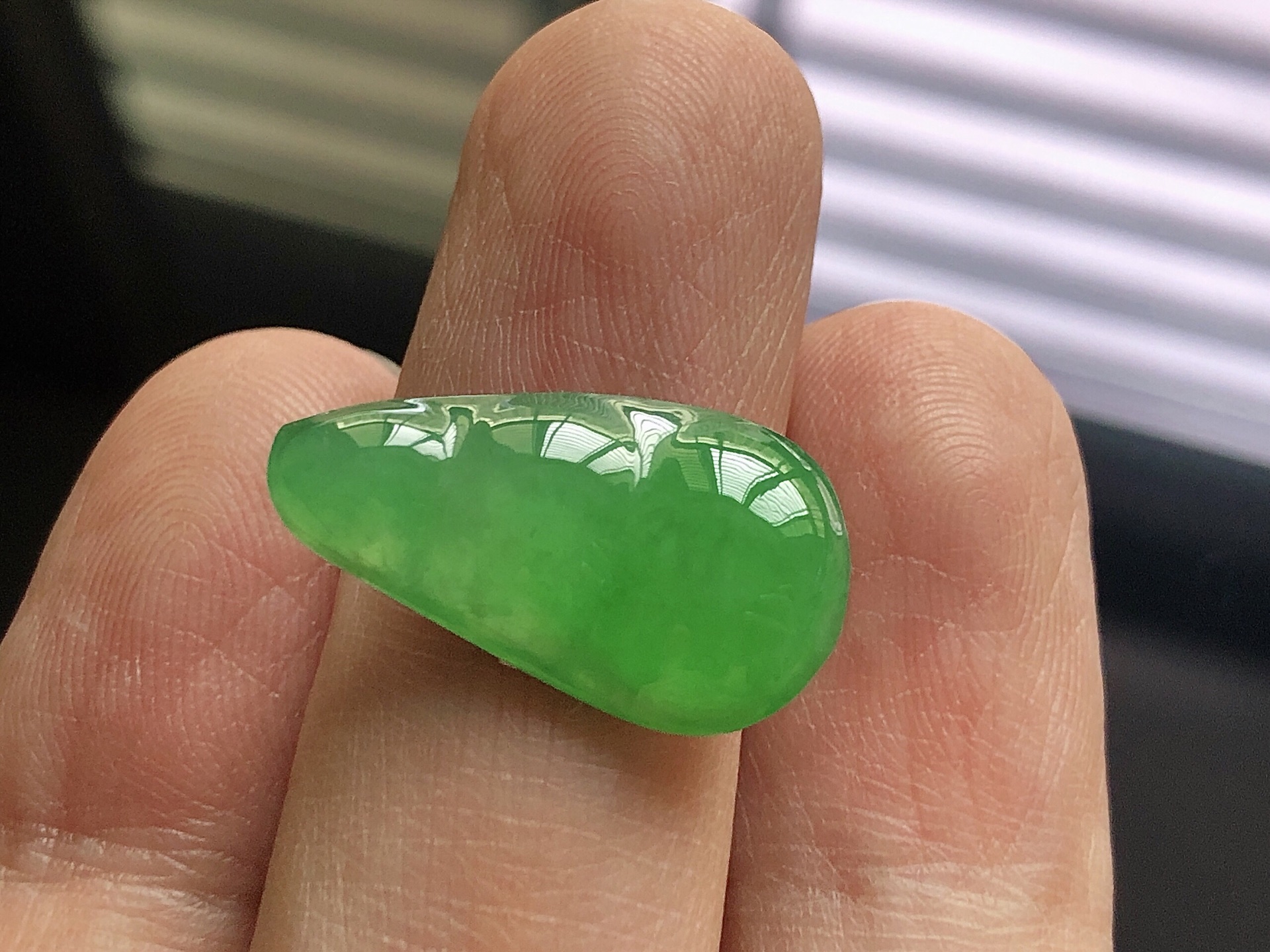 冰种阳绿福豆，色泽艳阳，通透水润，玉质细腻，夺目迷人，镶嵌效果，品相，无裂，尺寸22*12.5*4
