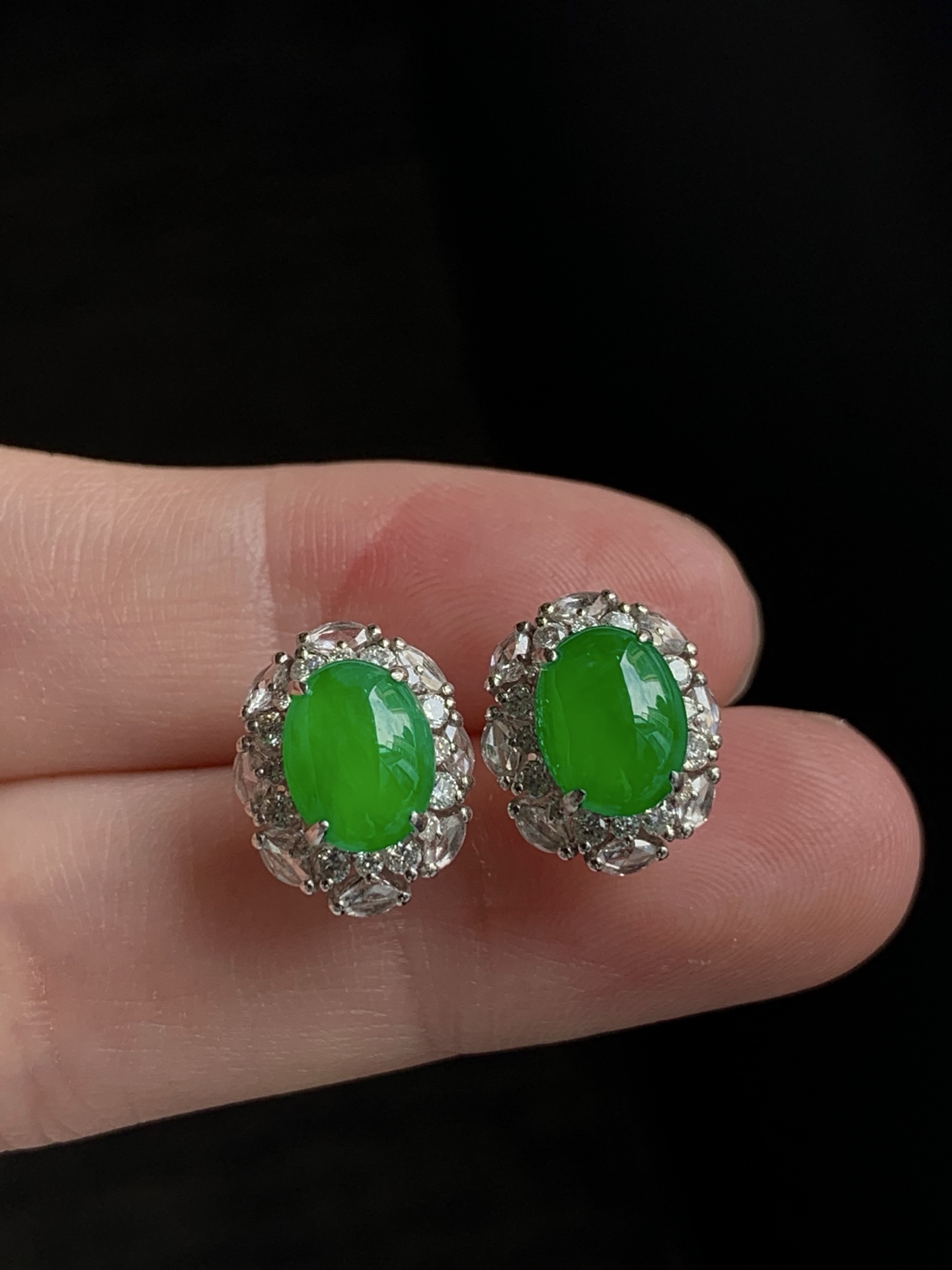 18k金镶嵌蛋面耳钉一对,种老细腻，色阳浓郁起胶,尺寸：成品：12*9.8*7.3，裸石：7.6*6*2.3,a93830