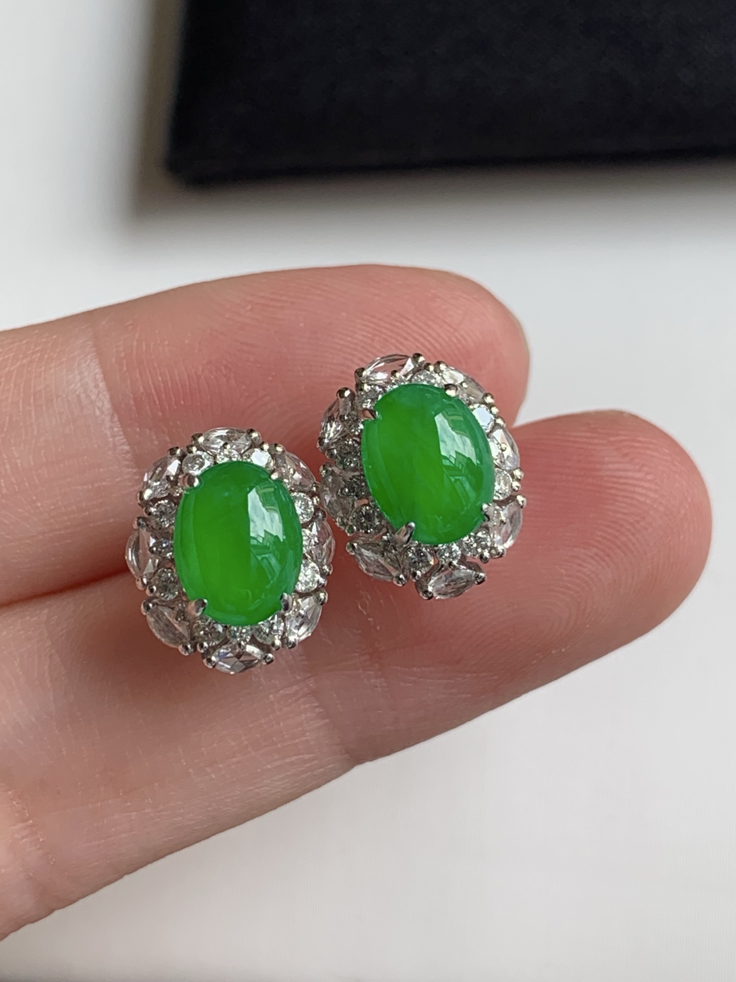 18k金镶嵌蛋面耳钉一对,种老细腻，色阳浓郁起胶,尺寸：成品：12*9.8*7.3，裸石：7.6*6