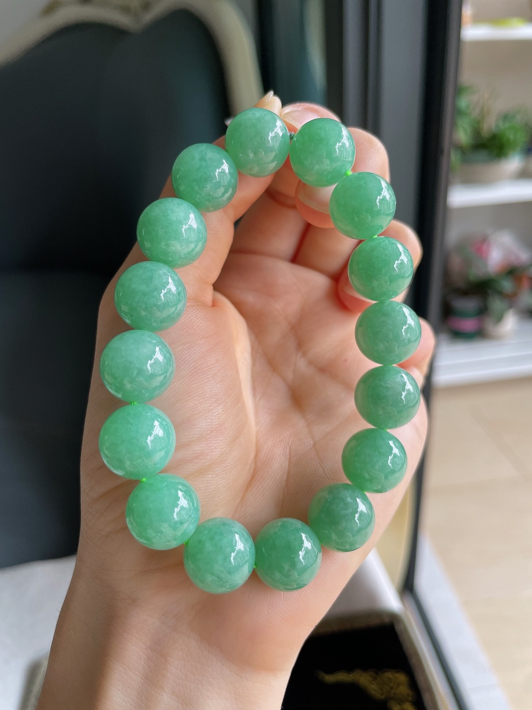 缅甸天然翡翠A货，冰满绿手串，尺寸：13mm。【编4585】