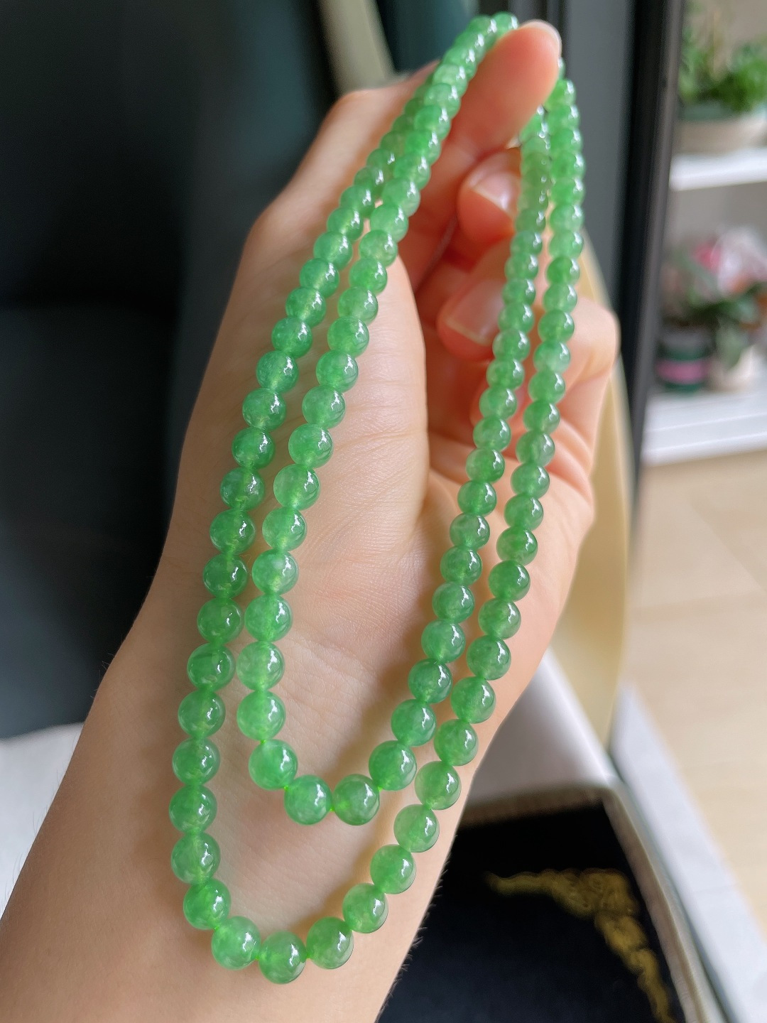 缅甸天然翡翠A货，冰满绿珠链，尺寸：5.4mm120颗。【编4559】