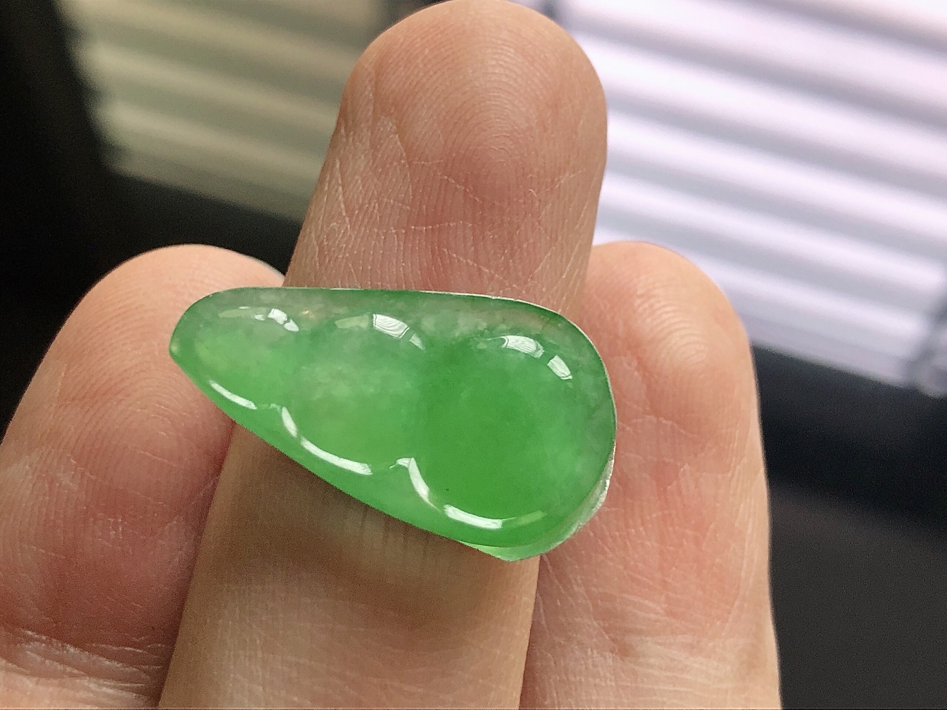 冰种阳绿福豆，色泽艳阳，通透水润，玉质细腻，夺目迷人，镶嵌效果，品相，无裂，尺寸22*12.5*4