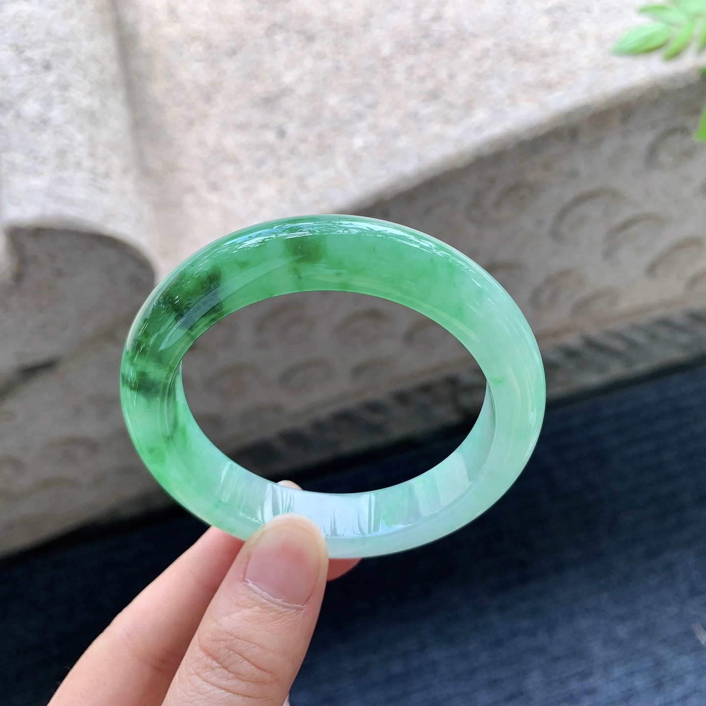 正圈52 53，圈口53/12.2/8.5，编码W6090130，描述冰糯飘辣绿，水润，种老，细腻，无裂。