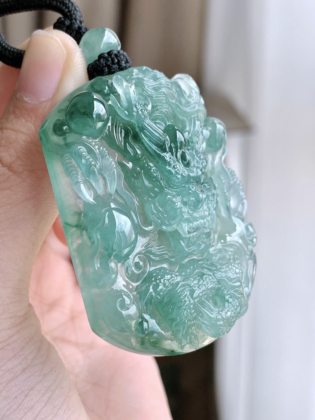 裸石冰飘花大龙牌吊坠,说明缅料性比高超厚,尺寸52.7-42.2-11.4,重量48.9克