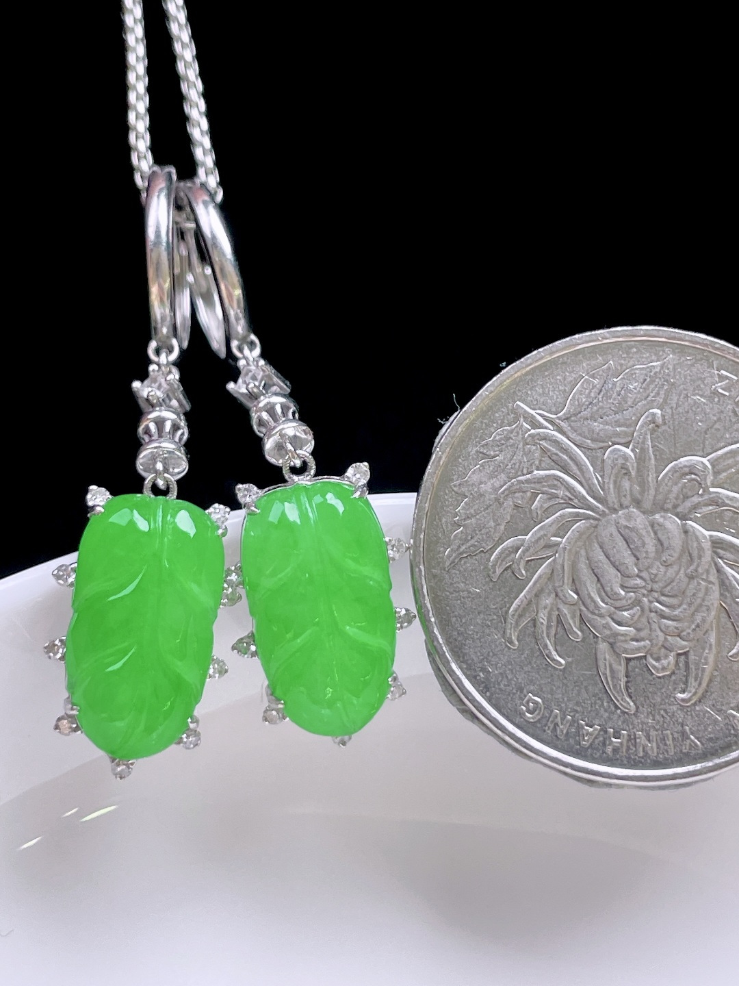 冰种阳绿金枝玉叶耳坠,色泽鲜艳，种老水润，18k金镶嵌,整体：38/9.9/5.4,裸石：14.7/7.7