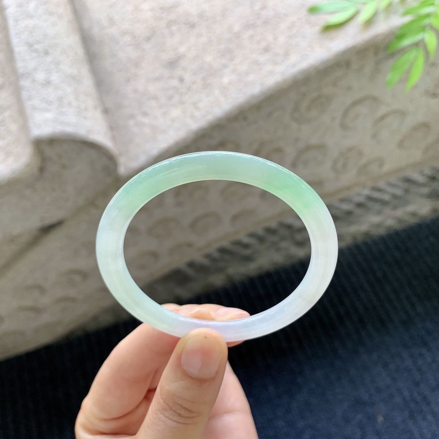 圆条53 54,圈口53.7/5.6/7.5,编码BA083067,描述糯冰飘绿，水润，种老，细腻，打灯有纹线