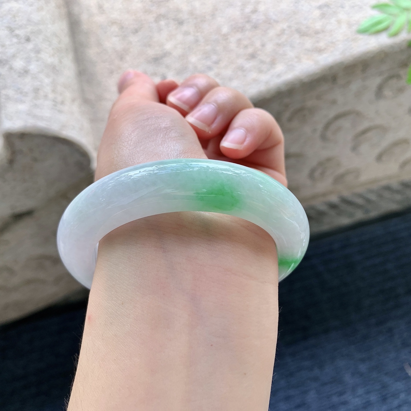 正圈54 55，圈口55.3/12.8/10.2，编码G15090117，细糯飘绿，水润，种老，细腻，打灯有棉线